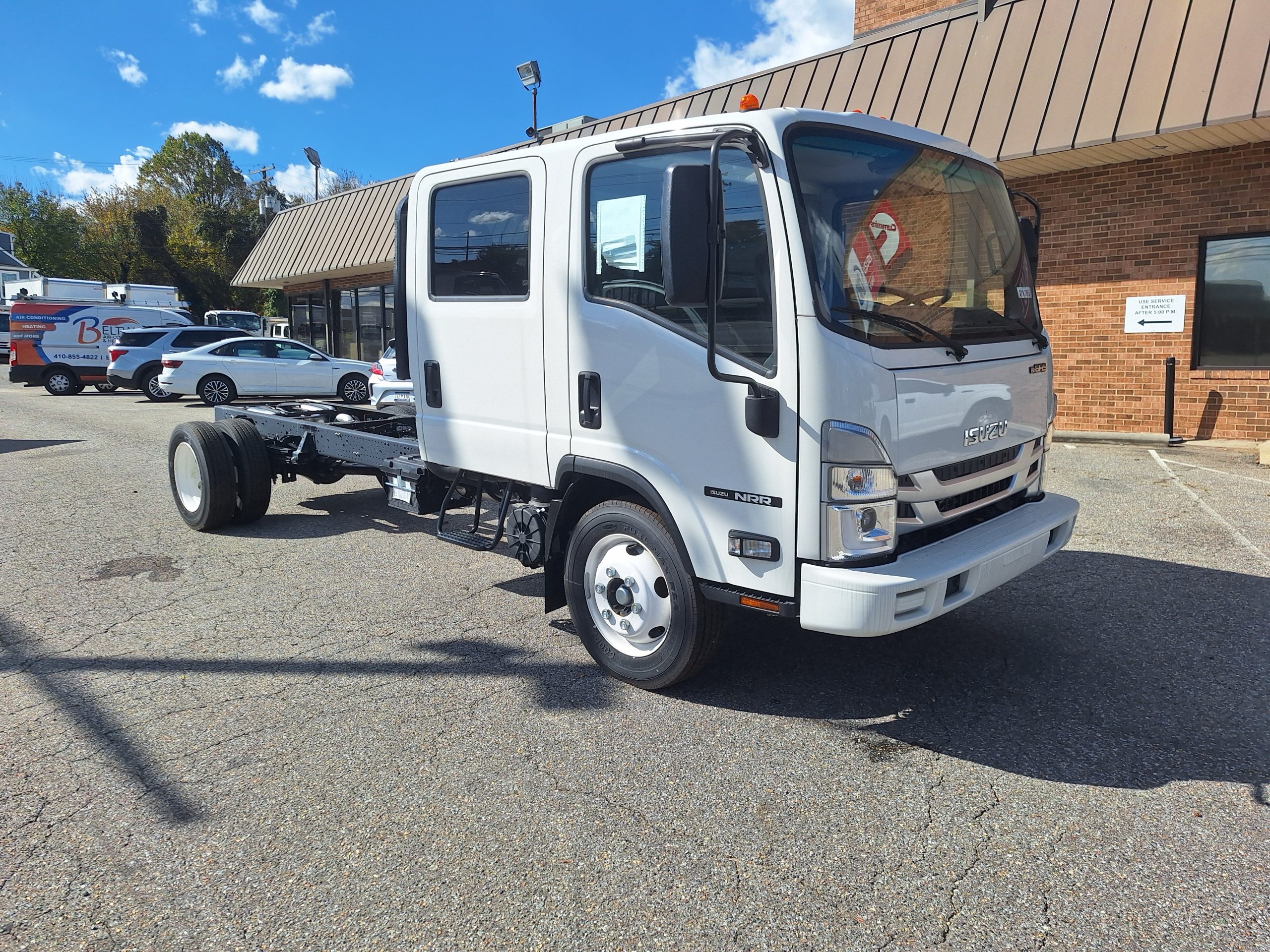 2025 ISUZU CREW CAB GAS SEATS 7 20251022_115308-scaled