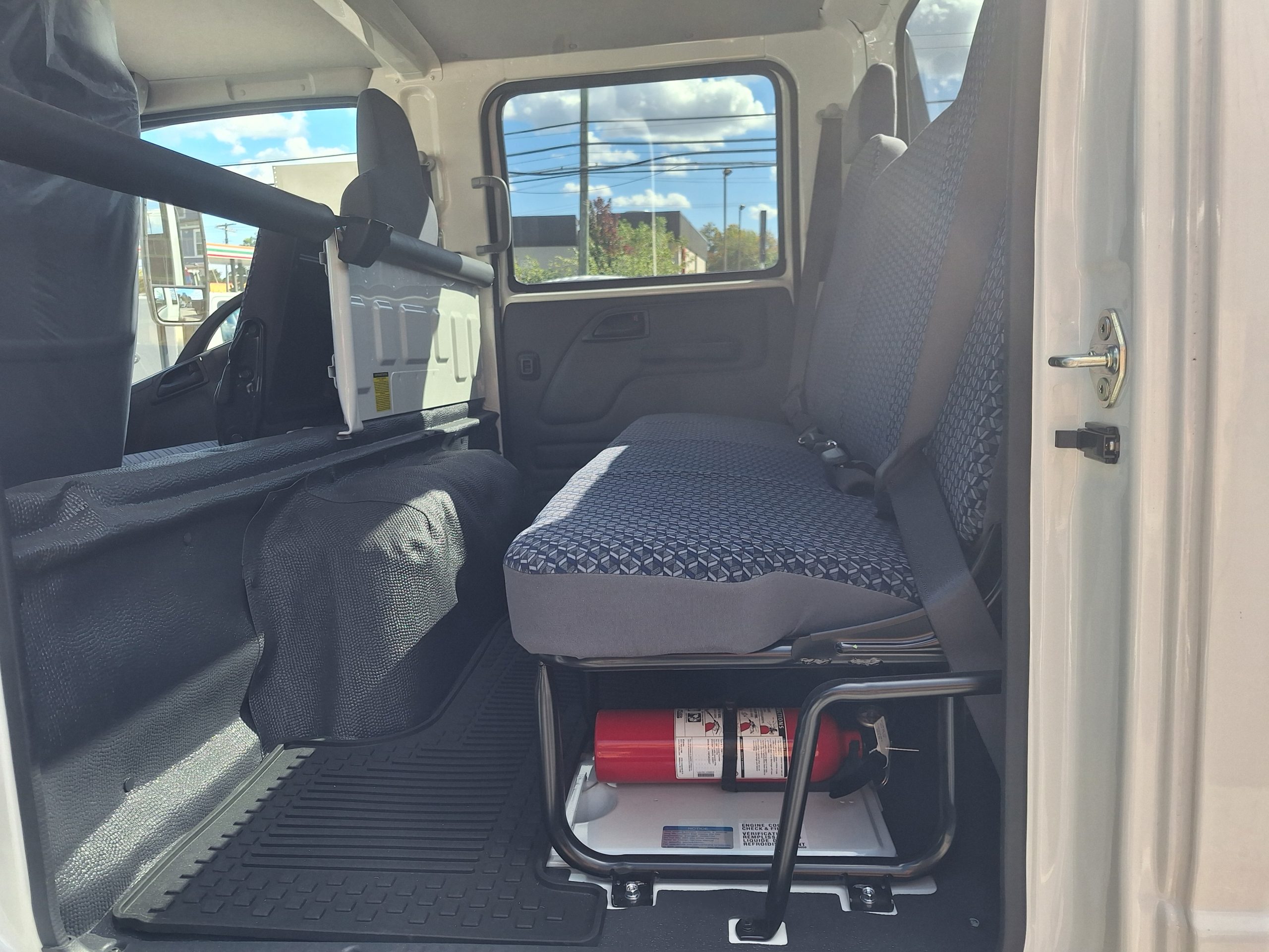 2025 ISUZU CREW CAB GAS SEATS 7 20251022_115354-scaled