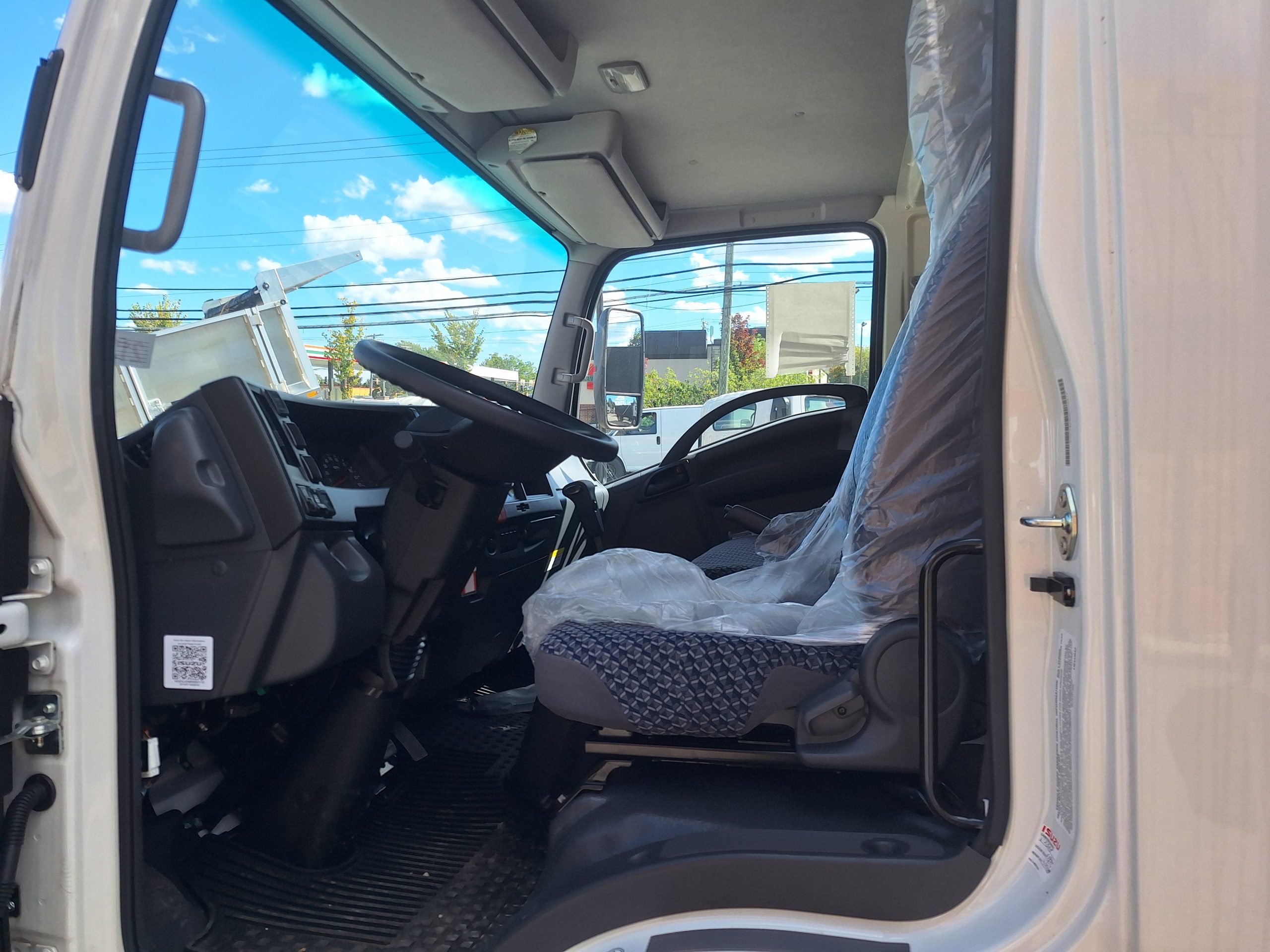 2025 ISUZU CREW CAB GAS SEATS 7 20251022_115359-scaled