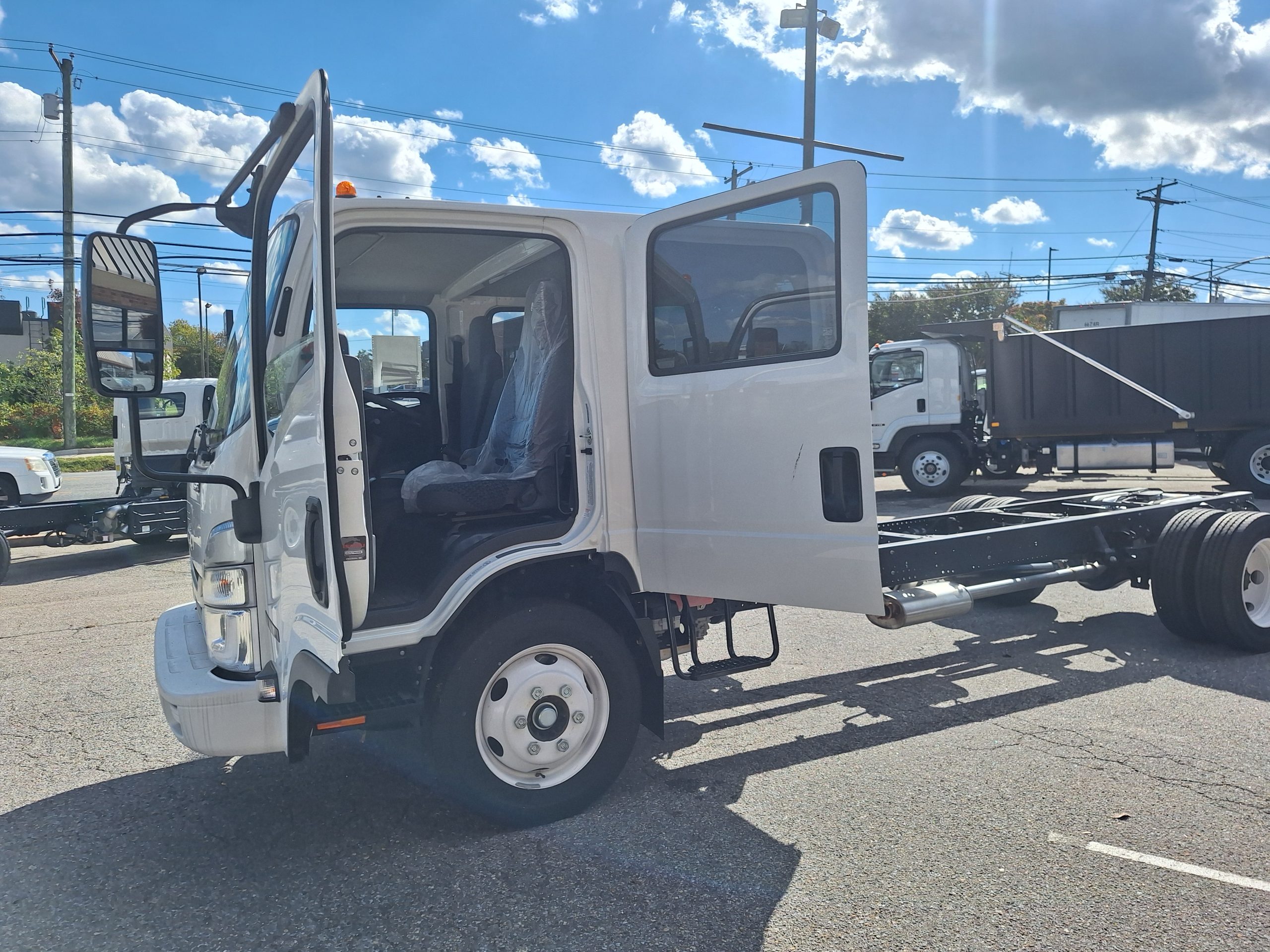 2025 ISUZU CREW CAB GAS SEATS 7 20251022_115406-scaled