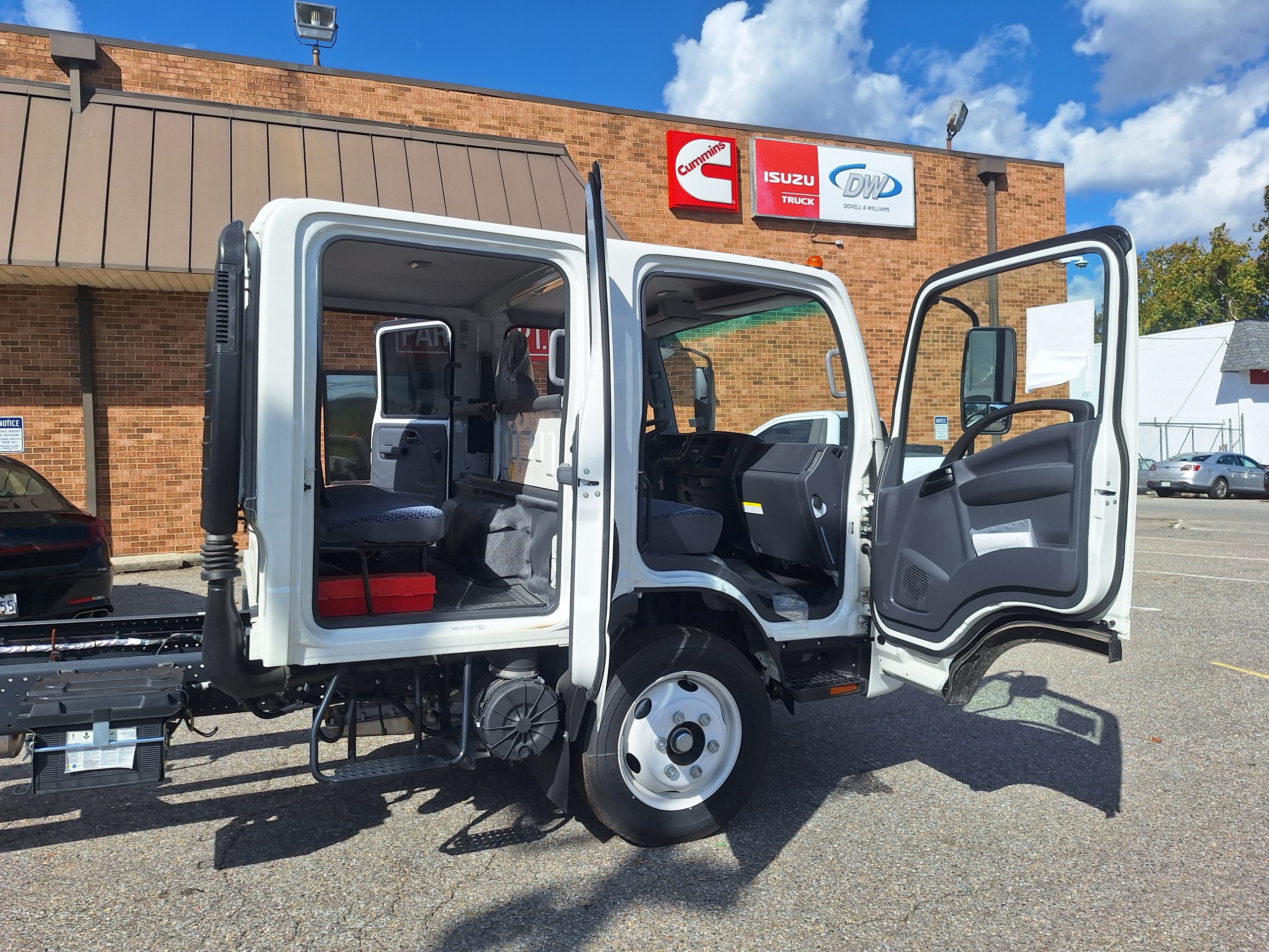 2025 ISUZU CREW CAB GAS SEATS 7 20251022_115440-scaled