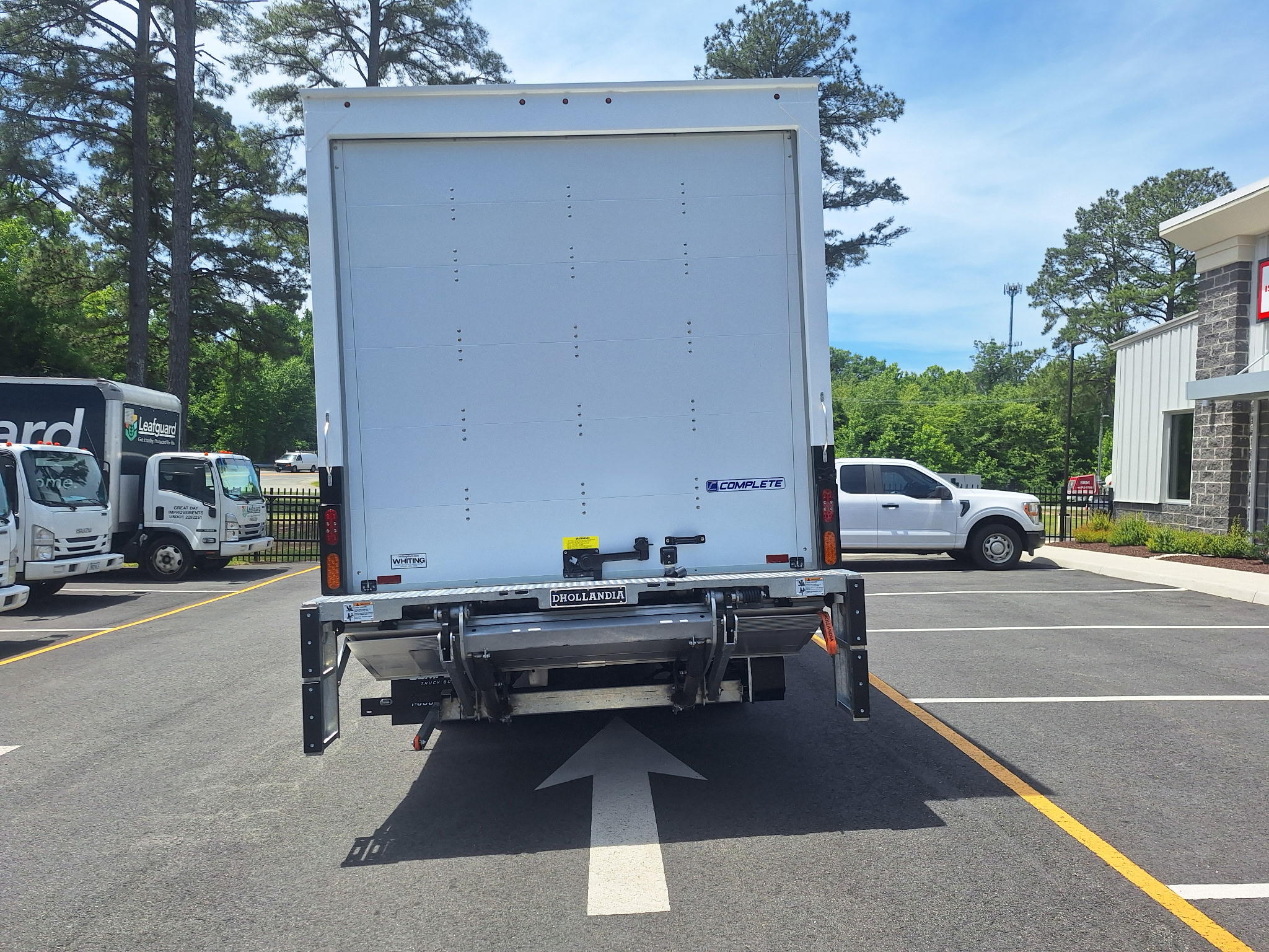2025 GAS NRR ISUZU 19500GVWR WITH 20' COMPLETE TRUCK BODY/TUCKAWAY LIFTGATE 1000006867