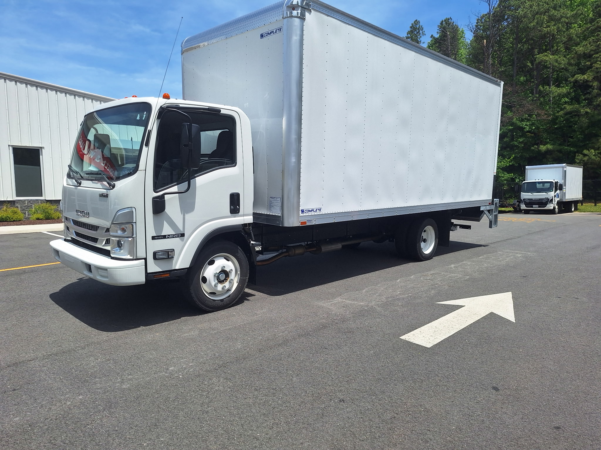 2025 GAS NRR ISUZU 19500GVWR WITH 20' COMPLETE TRUCK BODY/TUCKAWAY LIFTGATE 1000006869